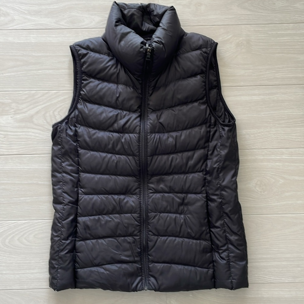 Set/4 Uniqlo Puffer Vests - Picture 4 of 16